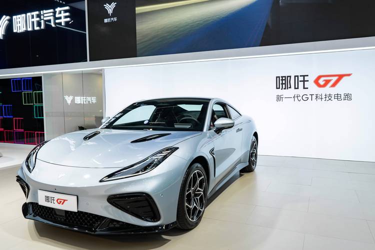 惠州127哪吒汽车在智能汽车领域的表现，领途汽车在新能源汽车市场中的影响力